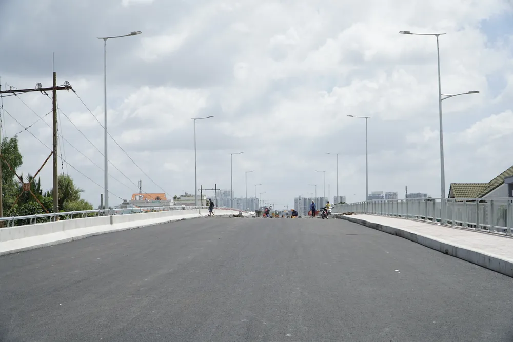 Cầu Long Kiểng có chiều dài hơn 300 m, rộng 18-29 m, đường dẫn vào cầu khoảng 660 m.