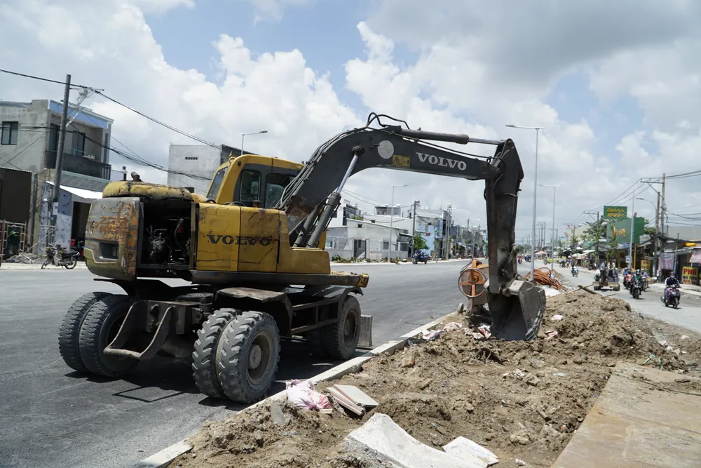 Hệ thống chiếu sáng, cây xanh đang được đơn vị thi công hoàn thiện.