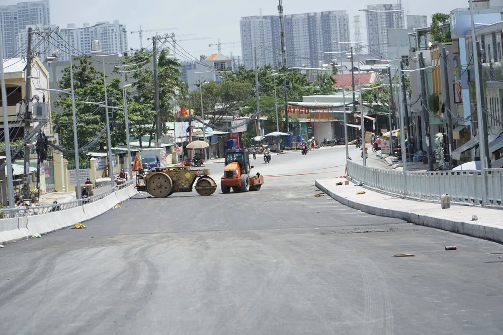 Đường dẫn lên cầu Long Kiểng đã được thảm nhựa.