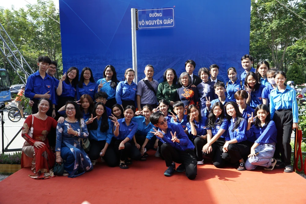 Nhiều tập thể, cá nhân chụp hình chung với gia đình cố Đại tướng Võ Nguyễn Giáp. Ảnh: ĐT