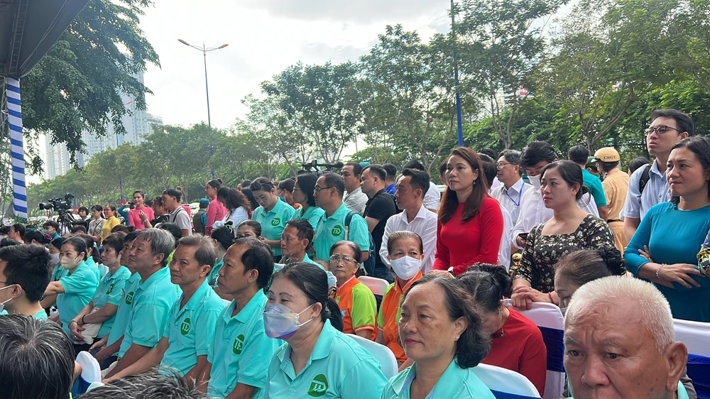 Rất đông bà con có mặt từ sớm để tham dự buổi lễ. Ảnh: ĐÀO TRANG