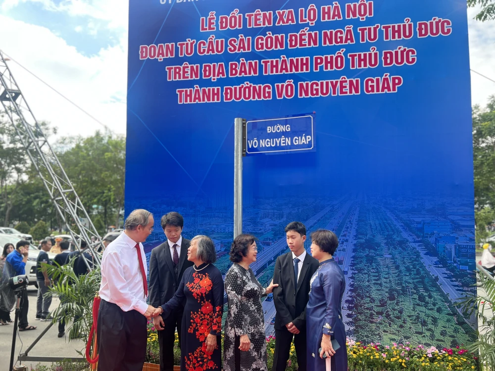 Nguyên Phó Chủ tịch nước Trương Mỹ Hoa và nguyên Bí thư Thành ủy Nguyễn Thiện Nhân trao đổi cùng gia đình Đại tướng Võ Nguyên Giáp. Ảnh: ĐT