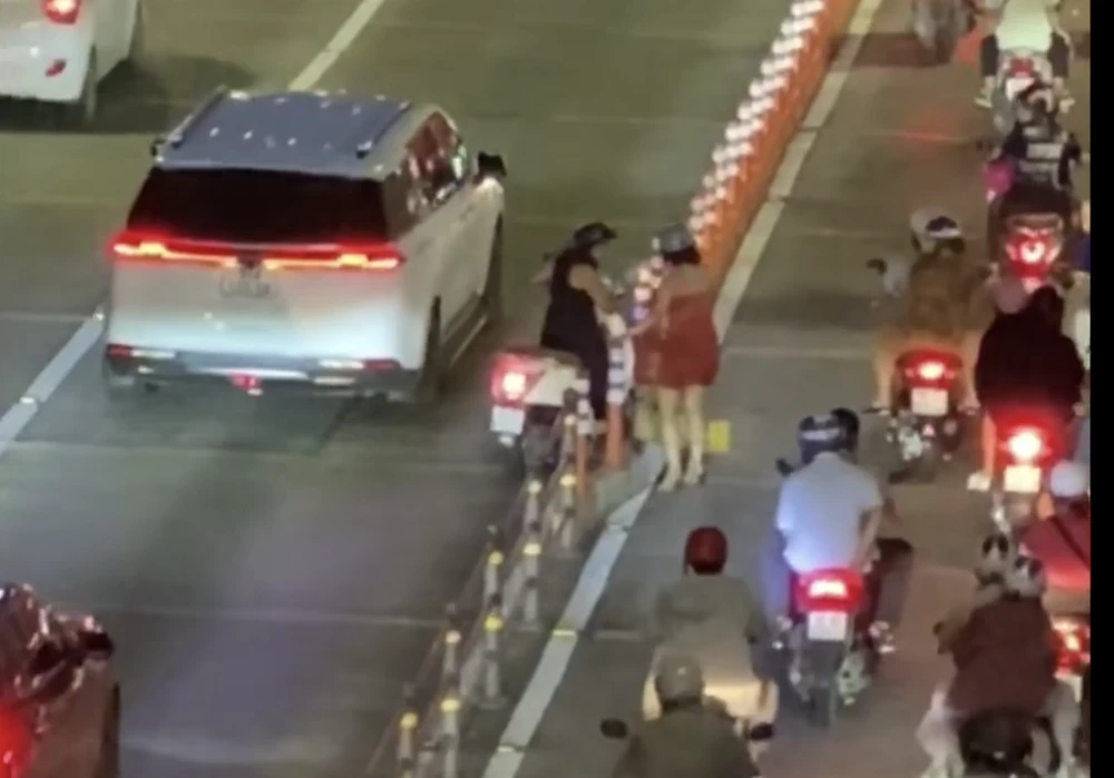 Cô gái 'rinh xe', chuyển làn ở hầm vượt sông Sài Gòn ảnh 1