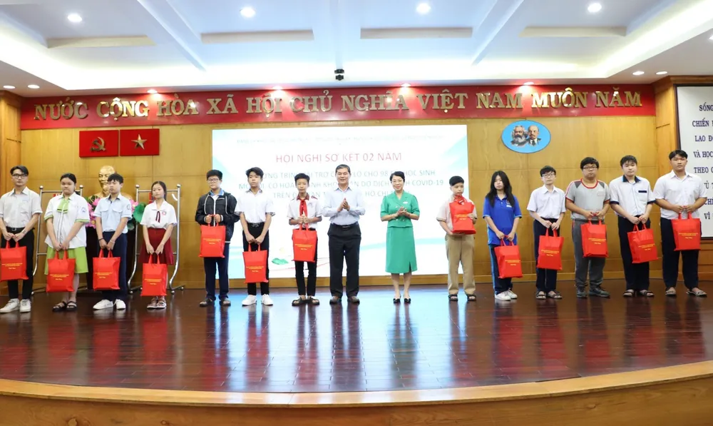 Đảng ủy Khối các cơ quan Trung ương tại TP.HCM hỗ trợ hơn 4,7 tỉ đồng cho 98 học sinh.