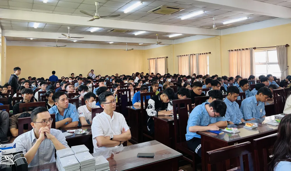 Hơn 200 sinh viên Trường Cao đẳng Giao thông vận tải tham gia chương trình Thông tin về giao thông công cộng bằng xe buýt. Ảnh: ĐÀO TRANG