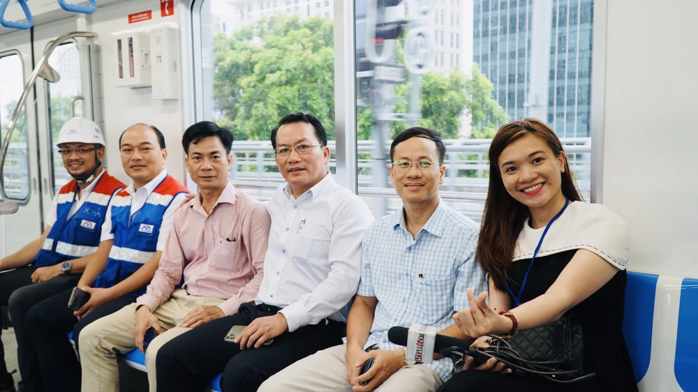 Những vị khách đầu tiên tham gia trải nghiệm check in cùng tàu metro số 1.