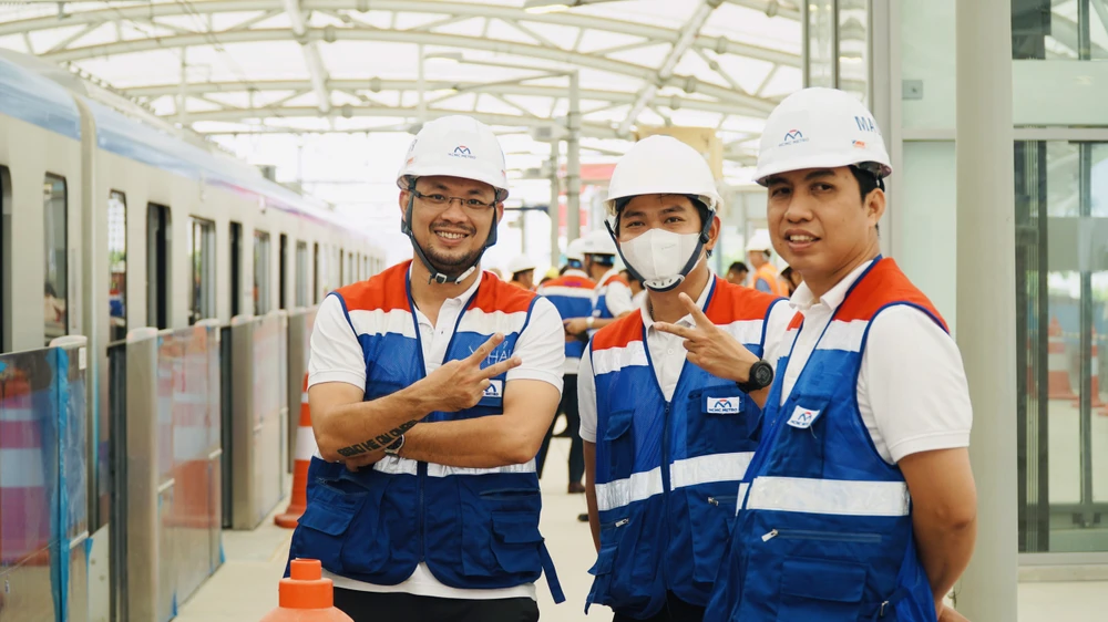 Hành khách phấn khởi trong buổi trải nghiệm chạy thử toàn tuyến.