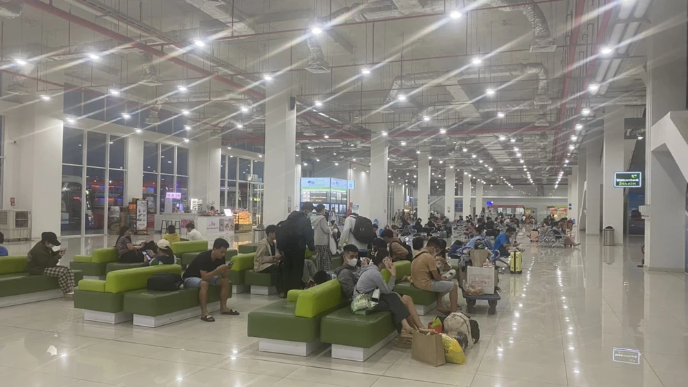 Bến xe Miền Đông mới cũng nhộn nhịp hành khách so với thường nhật.