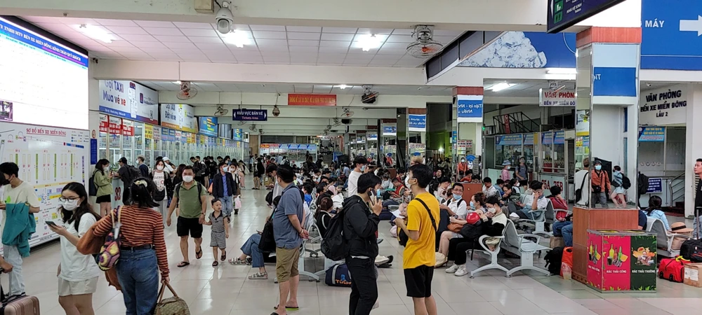 Bến xe Miền Đông cũ cũng bắt đầu bước vào cao điểm, dự kiến khuya ngày 31-8 và sáng 1-9 sẽ nhộn nhịp hơn.