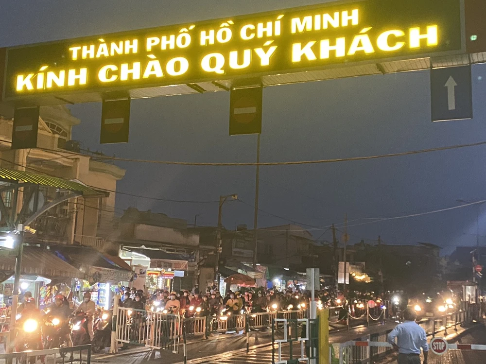 Phà Cát Lái cũng huy động tối đa lực lượng, phà để phục vụ hơn 60.000 hành khách trong ngày 31-8.