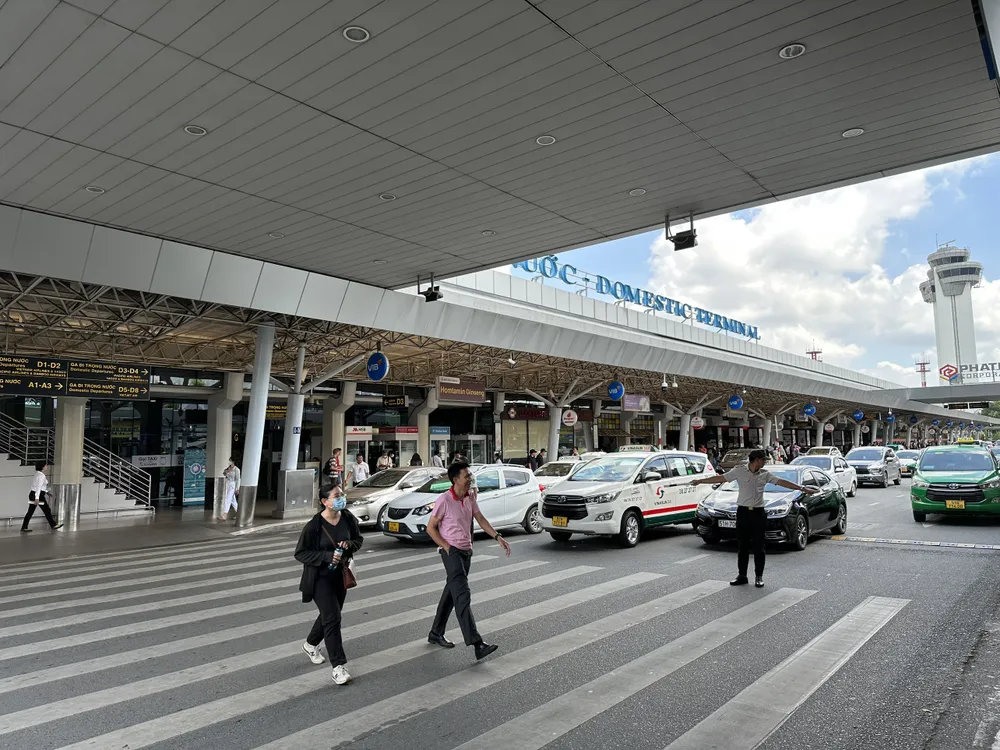 Ước tính hành khách qua sân bay Tân Sơn Nhất sẽ đạt khoảng 130.000 hành khách/ngày. Ước tính hành khách qua sân bay Tân Sơn Nhất sẽ đạt khoảng 130.000 hành khách/ngày.