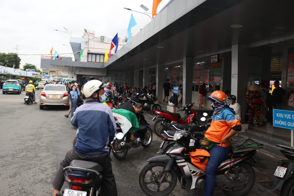 Hành khách đến Bến xe Miền Tây đã nhộn nhịp từ chiều.