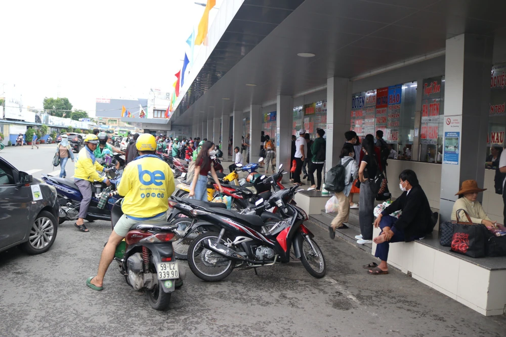 Ngay từ chiều, người dân đã lỉnh kỉnh đồ đạc tới bến xe để lấy vé.