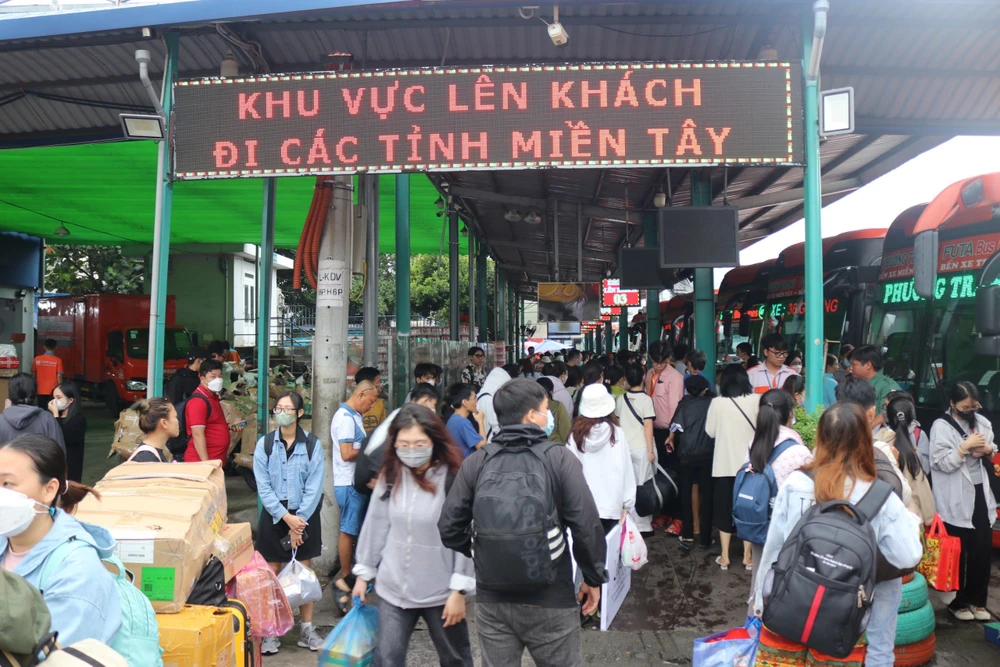 Bến xe Miền Tây nhộn nhịp hành khách đi lại.