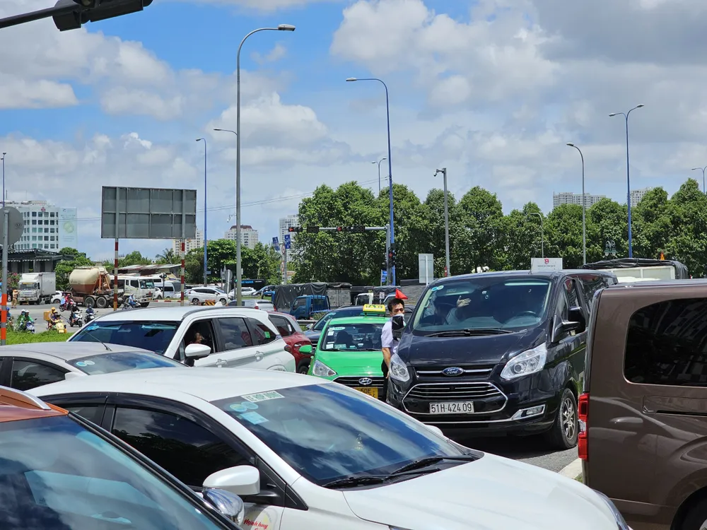 Nút giao An Phú đang ùn ứ nghiêm trọng.