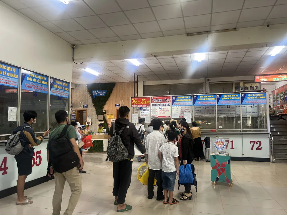 Các quầy vé khá vắng vẻ, chỉ một số hãng có thương hiệu đông đúc hành khách xếp hàng mua vé.