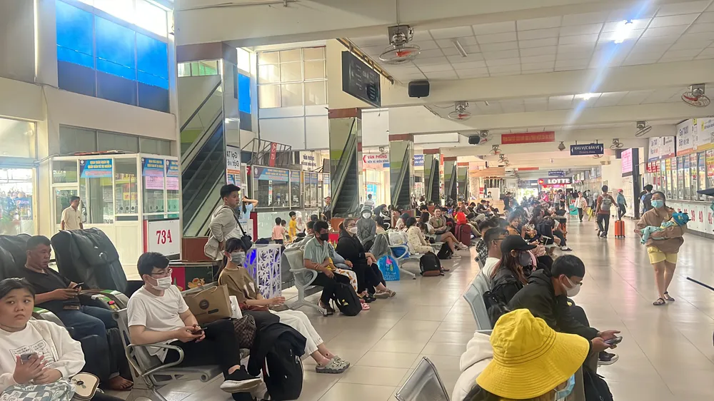 Lượng khách qua Bến xe Miền Đông cũ chỉ đông đúc vào khuya ngày 31-8 và rạng sáng 1-9.