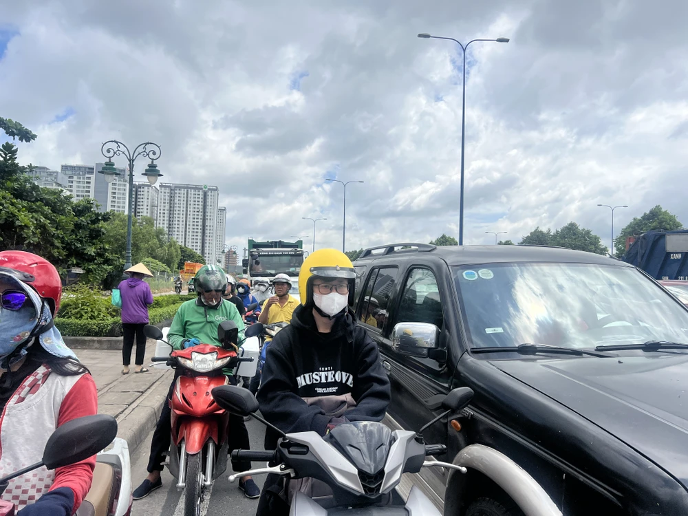 Theo ghi nhận của PV PLO, sáng 1-9, người dân di chuyển đông đúc ở cửa ngõ phía Đông TP. Tại khu vực nút giao An Phú (TP Thủ Đức) đã có tình trạng ùn tắc giao thông, các phương tiện di chuyển chậm.