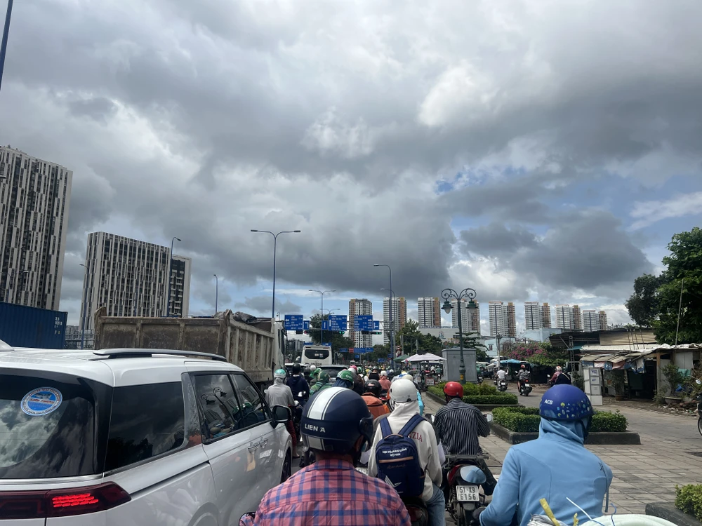 Hàng loạt phương tiện nằm dài trên đường Mai Chí Thọ.