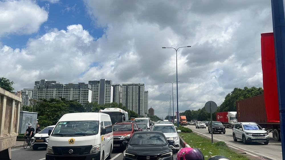 Làn đường Mai Chí Thọ đang chờ di chuyển qua nút giao An Phú.