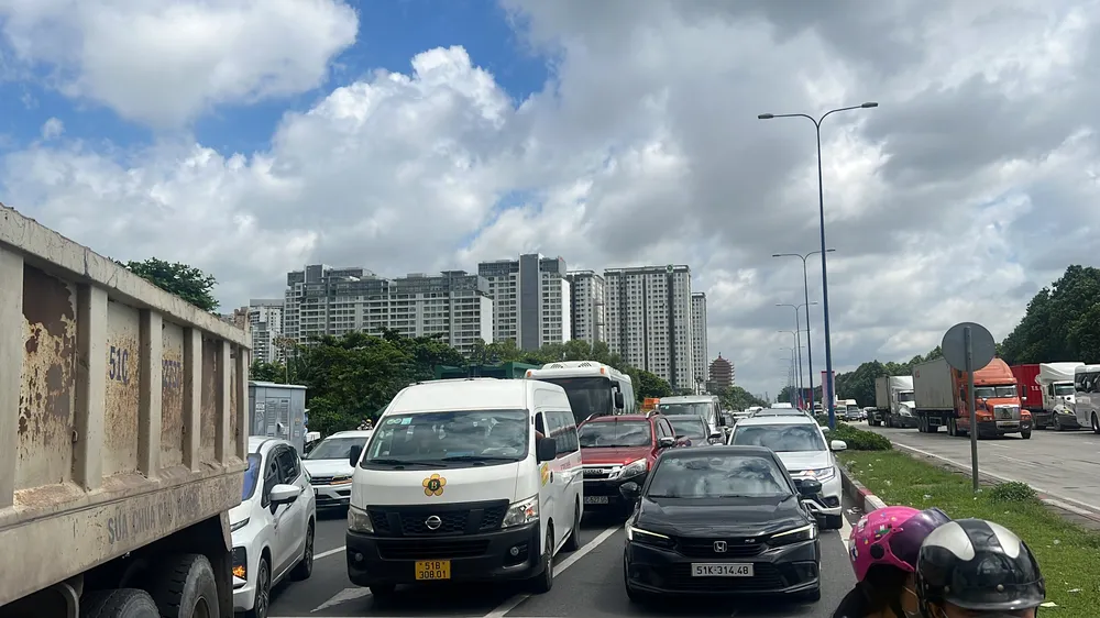 Khu vực An Phú vẫn đang tiếp tục bị ùn ứ, các phương tiện chủ yếu di chuyển về cao tốc TP.HCM - Long Thành - Dầu Giây.