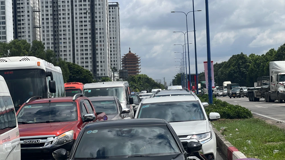 Tuy nhiên, khi các phương tiện rẽ vào cao tốc TP.HCM - Long Thành - Dầu Giây, lực lượng CSGT đã phân luồng quay trở lại đường Võ Nguyễn Giáp để giảm tải cho cao tốc.