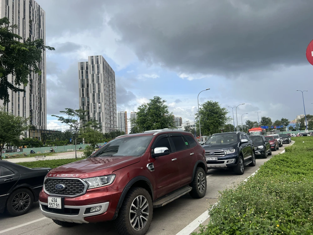Các phương tiện xếp hàng từ Mai Chí Thọ để di chuyển vào khu vực cao tốc.