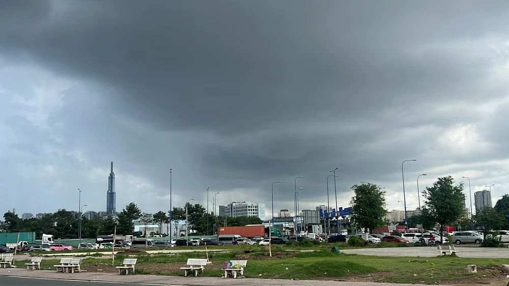 Các phương tiện xếp hàng để di chuyển vào cao tốc.