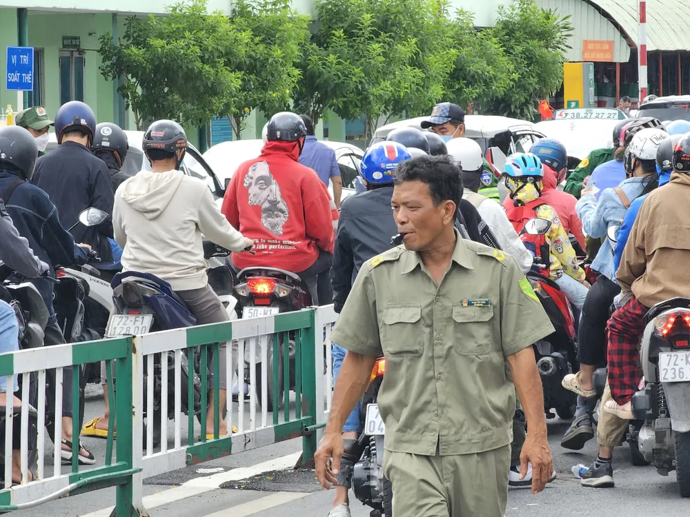 Lực lượng dân quân, xí nghiệp phà phải chia thành nhiều điểm để phân luồng giao thông, bán vé từ xa.