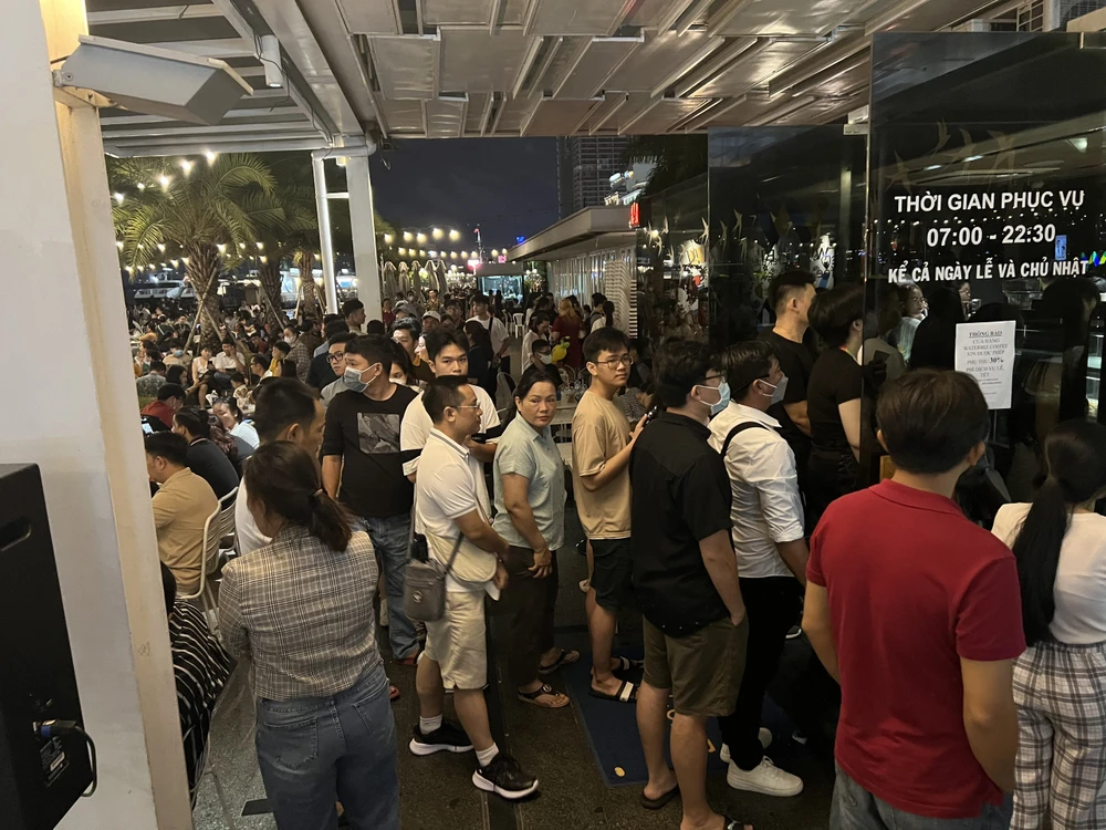 Người dân lựa chọn buýt sông số 1 để đi lại trong dịp lễ Quốc khánh 2-9.