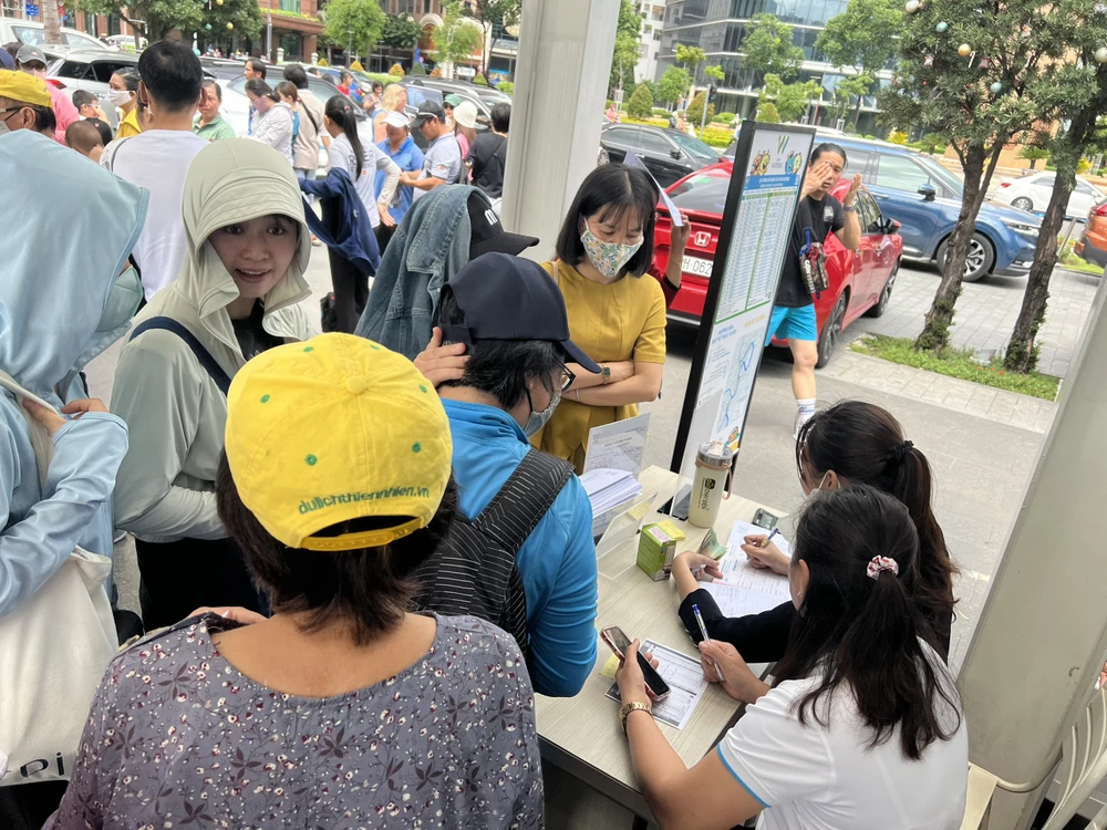 Khách đi buýt sông đều được đặt vé trước 1 tuần, hiện các chỗ đều được đặt đến hết ngày 4-9.