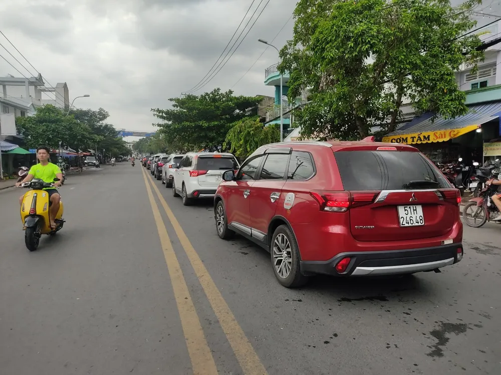 Tình trạng các phương tiện xếp hàng cả cây số.