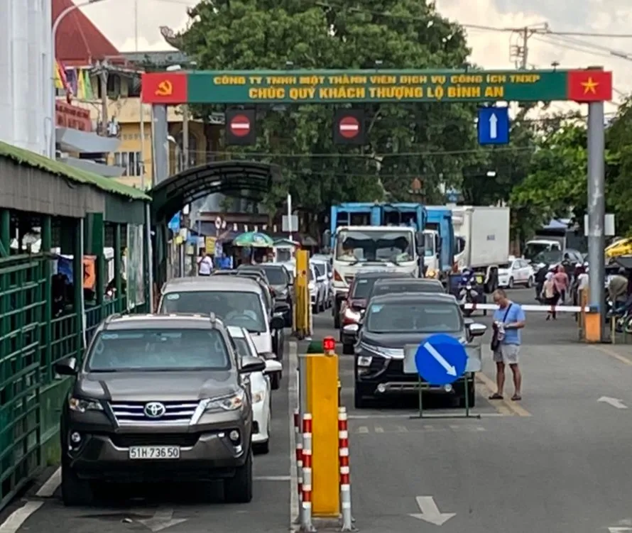 Các phương tiện mua vé và chờ lên phà.