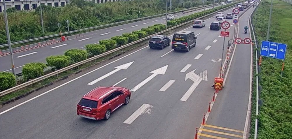 Đường dẫn cao tốc TP.HCM - Long Thành - Dầu GIây về trung tâm TP.HCM vắng vẻ.