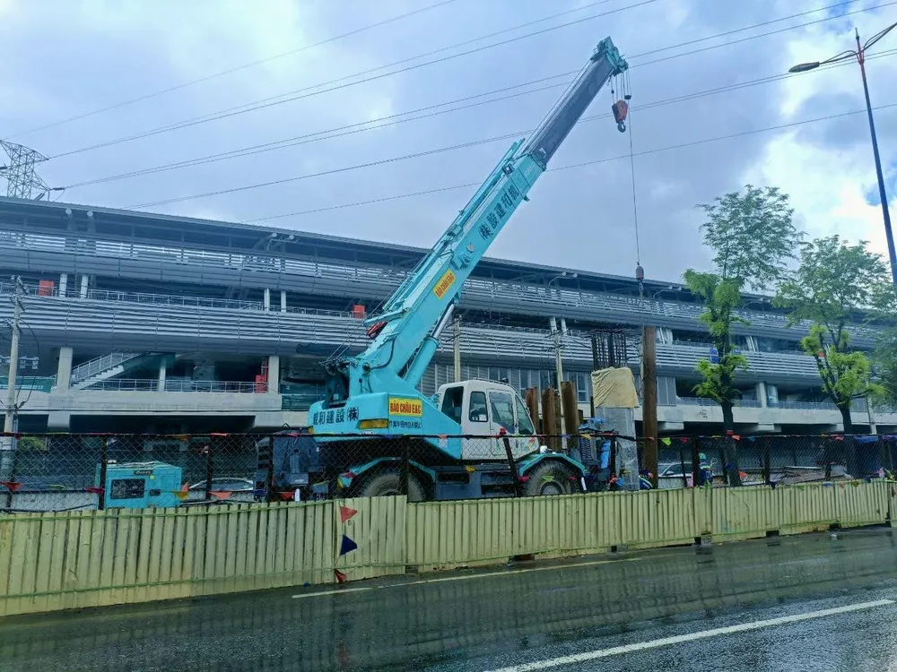 Hạng mục xây dựng cầu bộ hành kết nối metro số 1 đang tích cực triển khai. Ảnh: MAUR