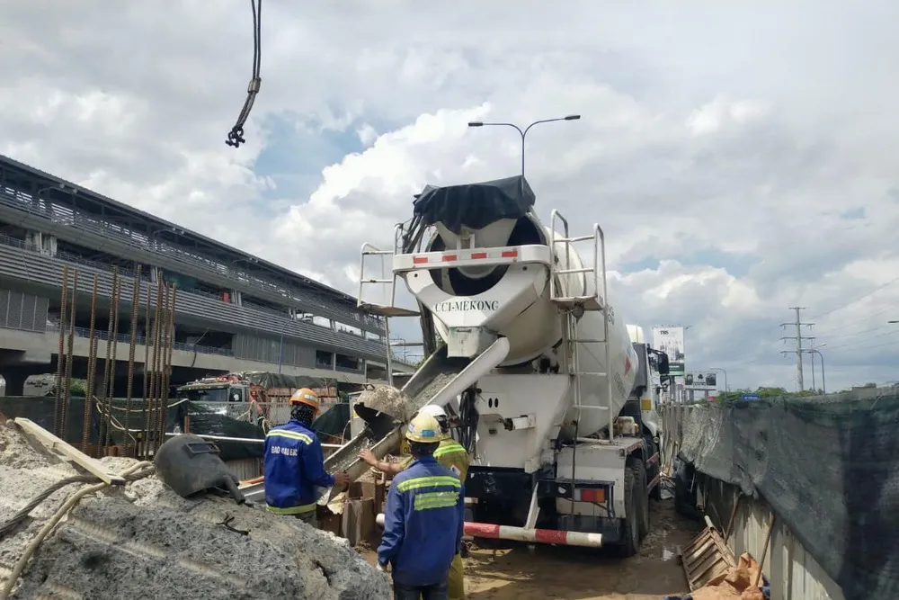 Không khí thi công sôi nổi dịp lễ - các cầu bộ hành của tuyến metro số 1 sẽ được băng qua đường Xa lộ Hà Nội, đường Võ Nguyên Giáp. Ảnh: MAUR
