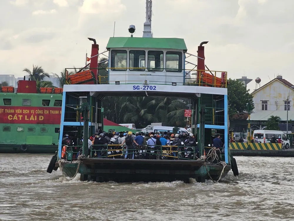 Từ phía TP Thủ Đức, Xí nghiệp phà Cát Lái đã phải điều thêm phà để vận chuyển hành khách.