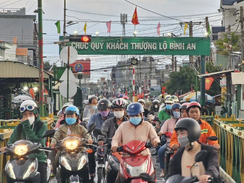 Người dân chủ yếu đi phương tiện cá nhân để di chuyển qua phà Cát Lái, về trung tâm TP.