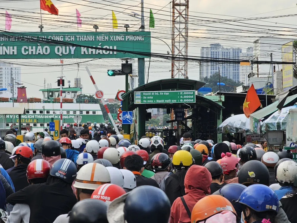 Xí nghiệp Quản lý phà Cát Lái đã huy động tối đa phà, lực lượng để giảm sự chờ đợi của người dân.