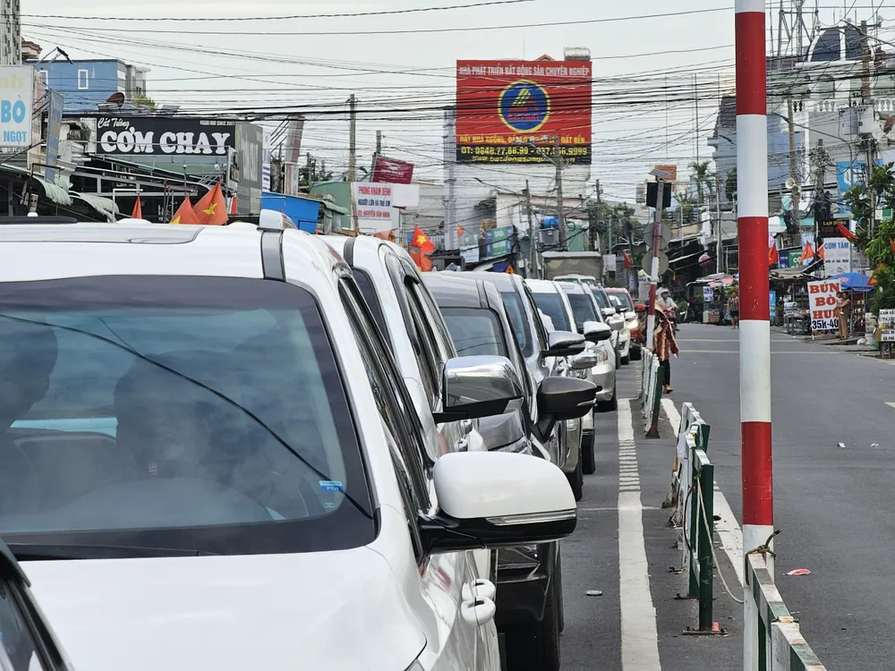 Hàng dài ô tô xếp hàng từ phía Nhơn Trạch, Đồng Nai.