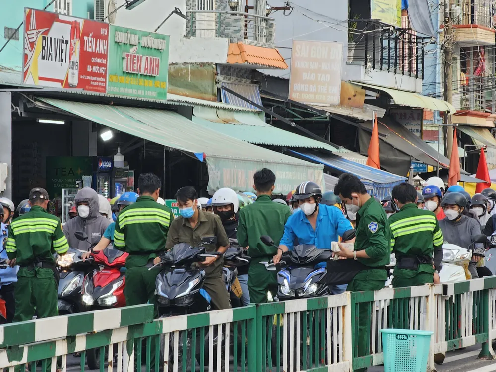 Toàn bộ lực lượng được huy động để giải tỏa ở khu vực phà Cát Lái.