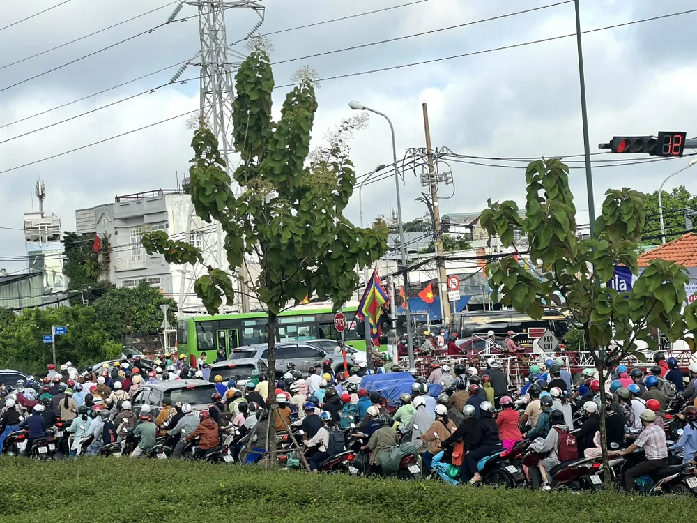 Giao lộ đường Phạm Văn Đồng - Hiệp Bình bị ùn ứ vào ngày khai giảng. Giao lộ đường Phạm Văn Đồng - Hiệp Bình bị ùn ứ vào ngày khai giảng.
