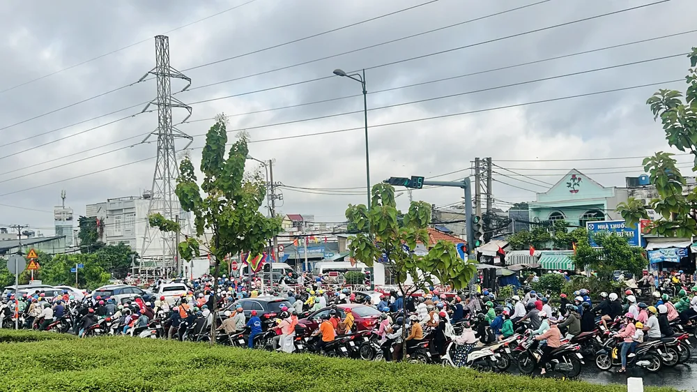 Tình trạng ùn ứ kéo dài trên đường Phạm Văn Đồng. Tình trạng ùn ứ kéo dài trên đường Phạm Văn Đồng.