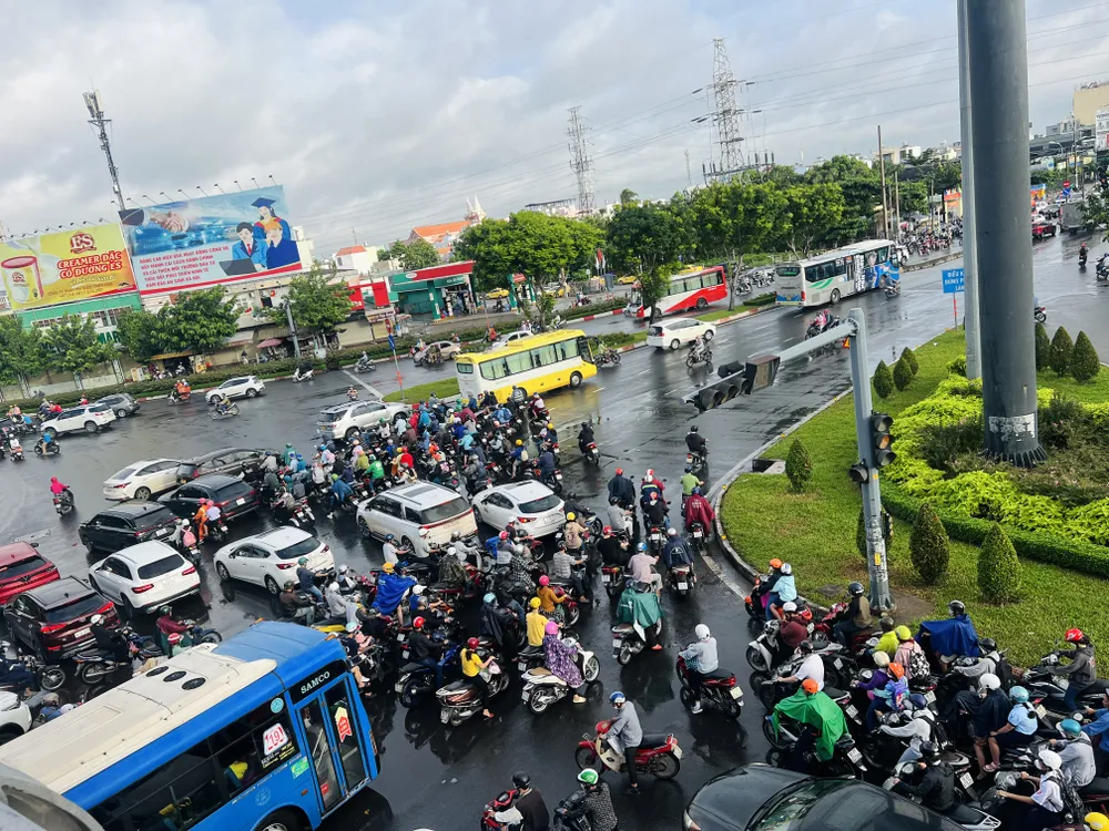 Xung đột giao thông giữa đường Phạm Văn Đồng - Quốc lộ 13. Xung đột giao thông giữa đường Phạm Văn Đồng - Quốc lộ 13.