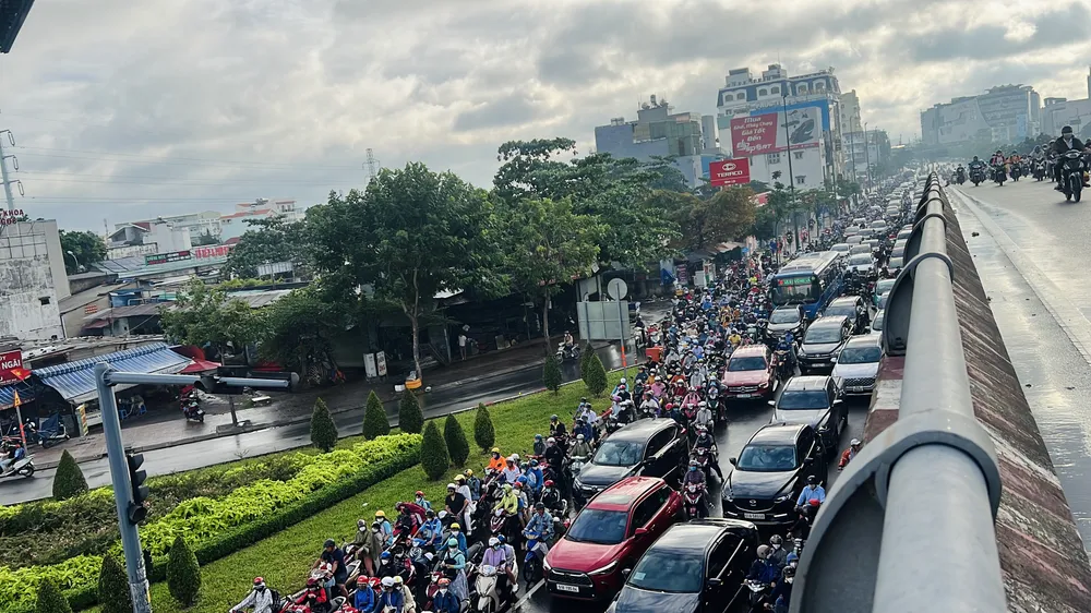 Đường Phạm Văn Đồng ùn ứ kéo dài sau chuỗi ngày nghỉ lễ. Đường Phạm Văn Đồng ùn ứ kéo dài sau chuỗi ngày nghỉ lễ.