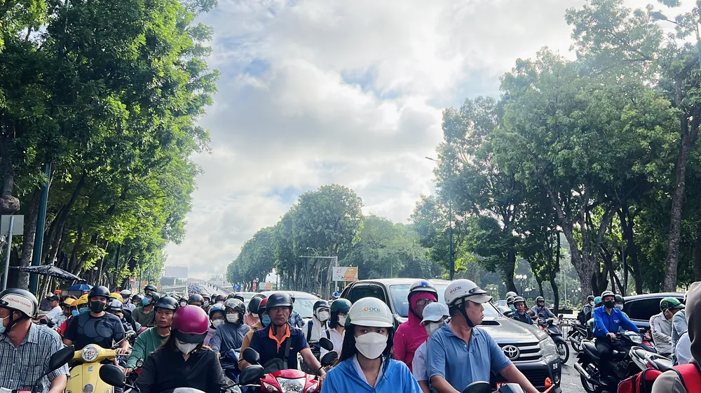 Đường Hoàng Minh Giám đông đúc phương tiện qua lại. Đường Hoàng Minh Giám đông đúc phương tiện qua lại.