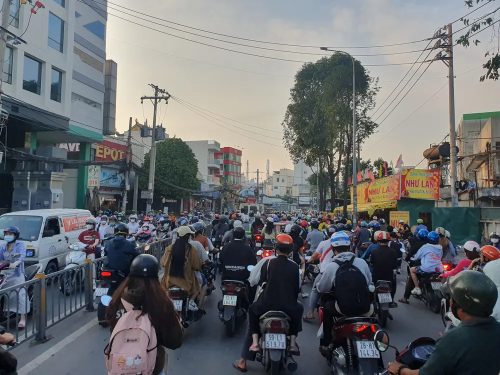 Đường Phạm Hùng, quận 8, các phương tiện di chuyển chậm.