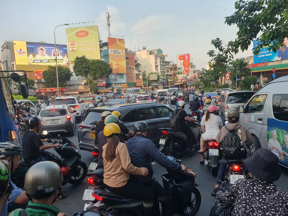 Khu vực vòng xoay Lý Thái Tổ luôn là điểm ùn ứ vào giờ cao điểm.