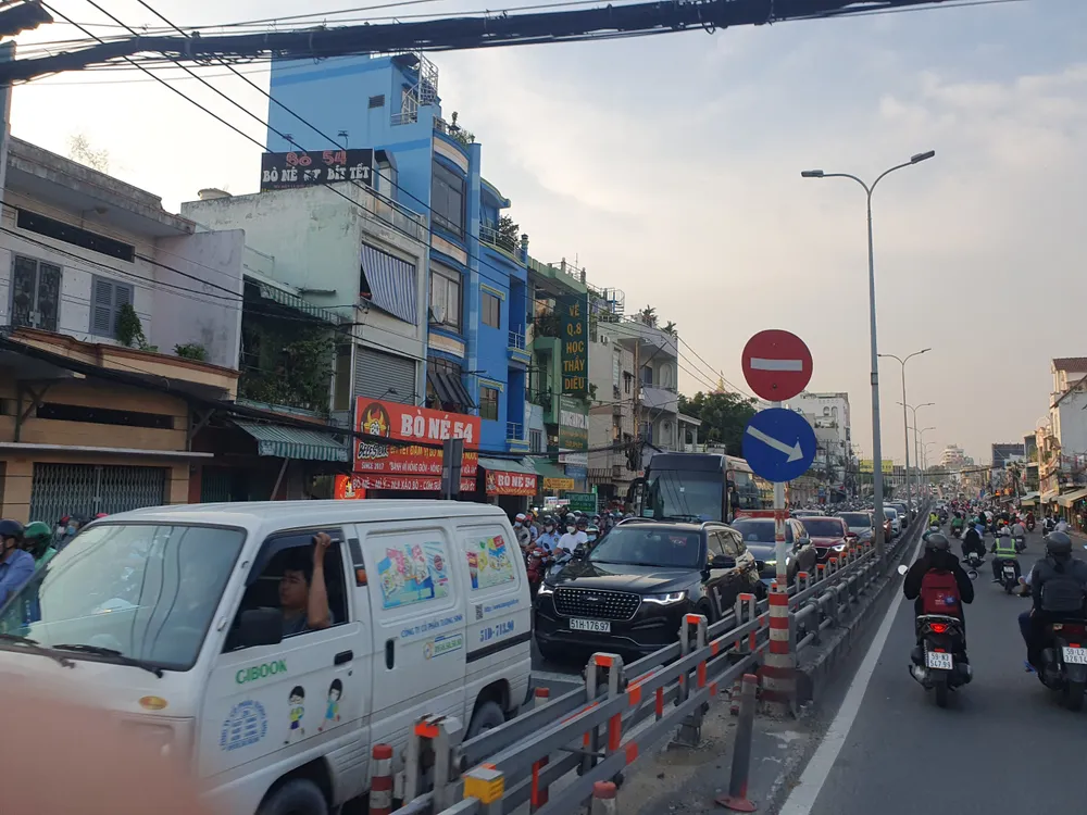 Đường Nguyễn Tri Phương cũng ùn ứ chiều từ trung tâm TP về ngoại ô.