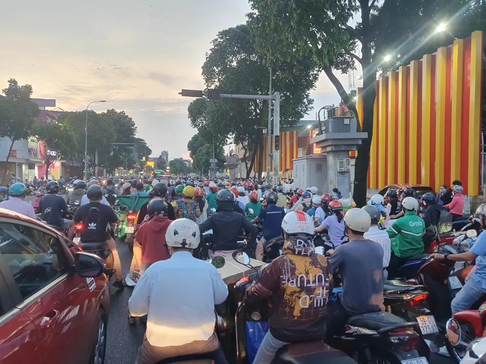 Đường Quang Trung, quận Gò Vấp ùn ứ kéo dài, các phương tiện di chuyển chậm.